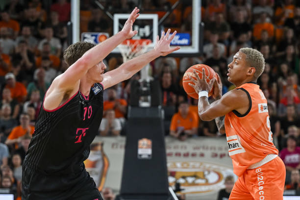 转会传闻屡 转会传闻屡